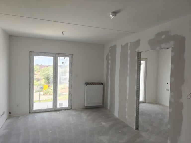 Stan deweloperski mieszkania podczas odbioru technicznego – kontrola jakości tynków, okien i instalacji.